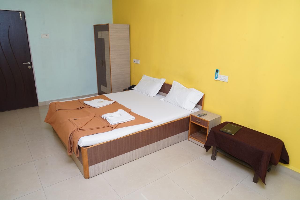 Hotel Umesh Daman Buitenkant foto