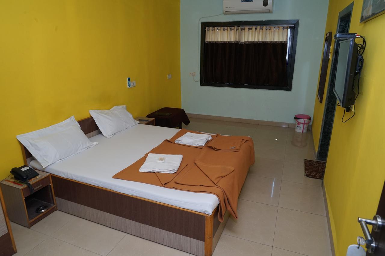 Hotel Umesh Daman Buitenkant foto