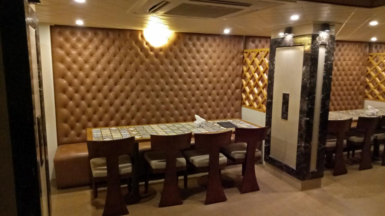 Hotel Umesh Daman Buitenkant foto