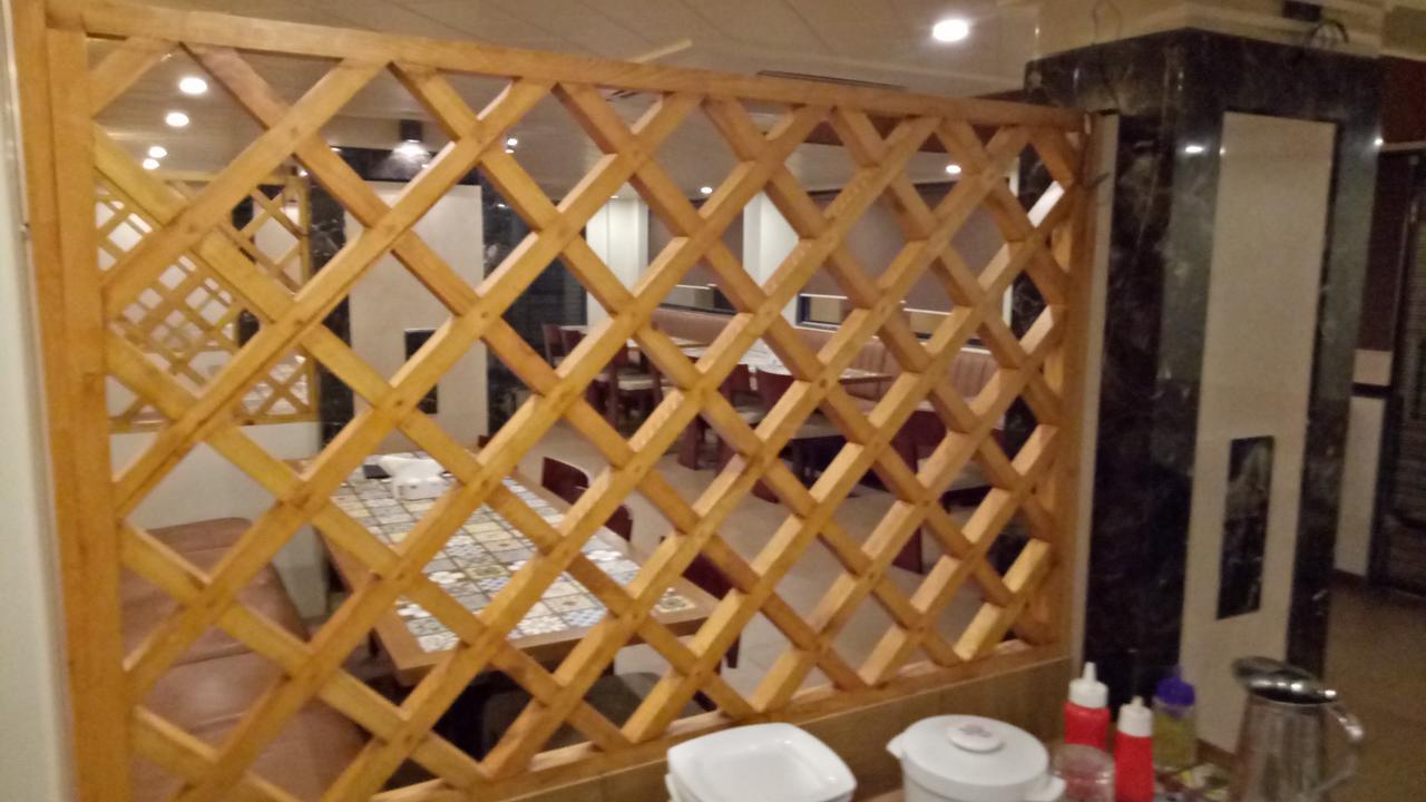 Hotel Umesh Daman Buitenkant foto