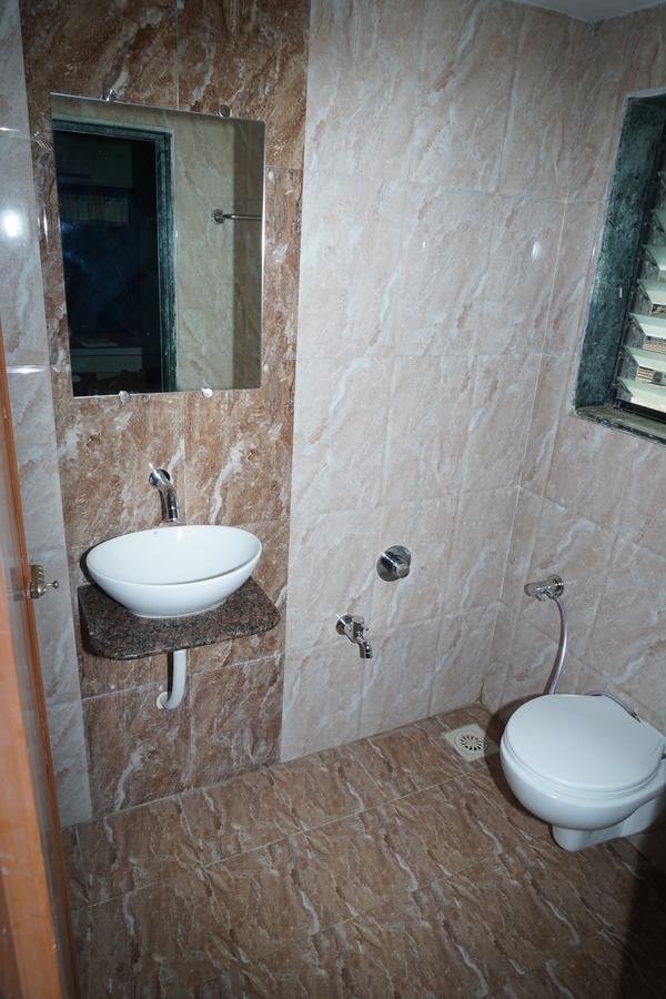 Hotel Umesh Daman Buitenkant foto