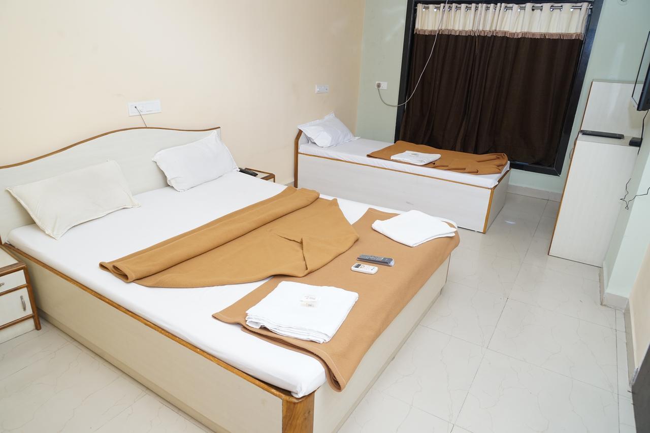 Hotel Umesh Daman Buitenkant foto