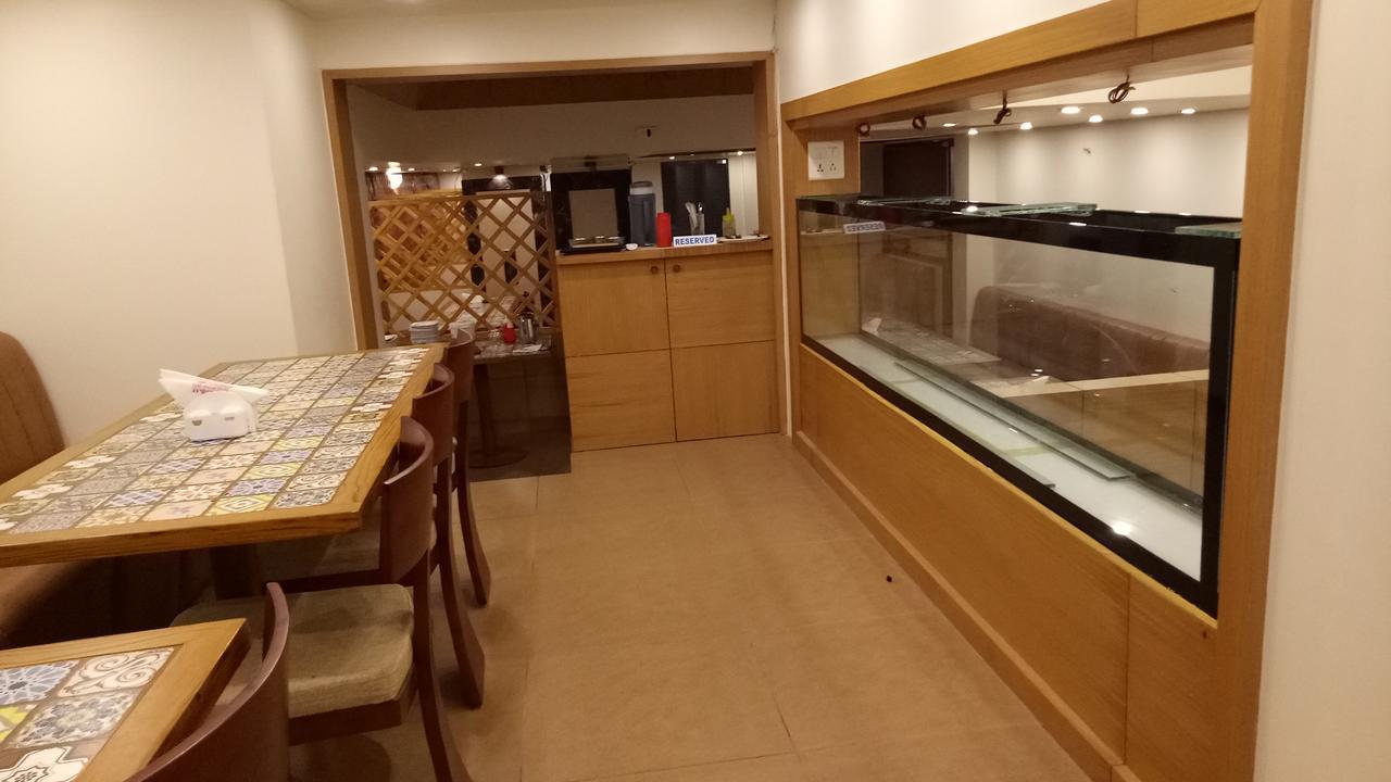 Hotel Umesh Daman Buitenkant foto