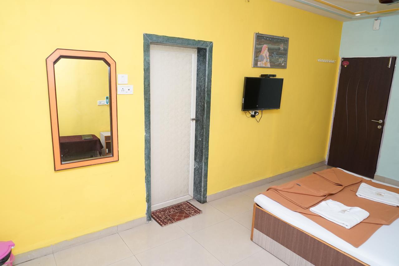 Hotel Umesh Daman Buitenkant foto