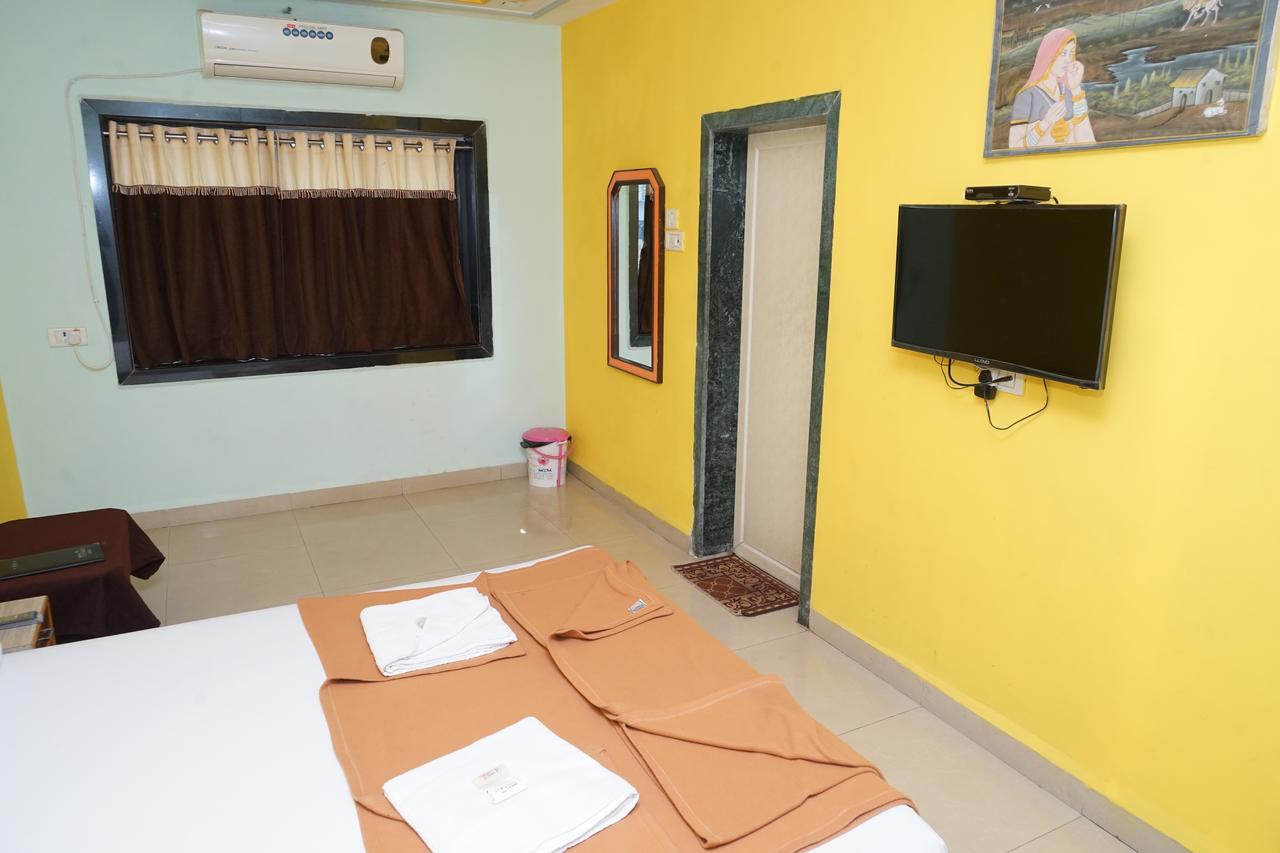 Hotel Umesh Daman Buitenkant foto