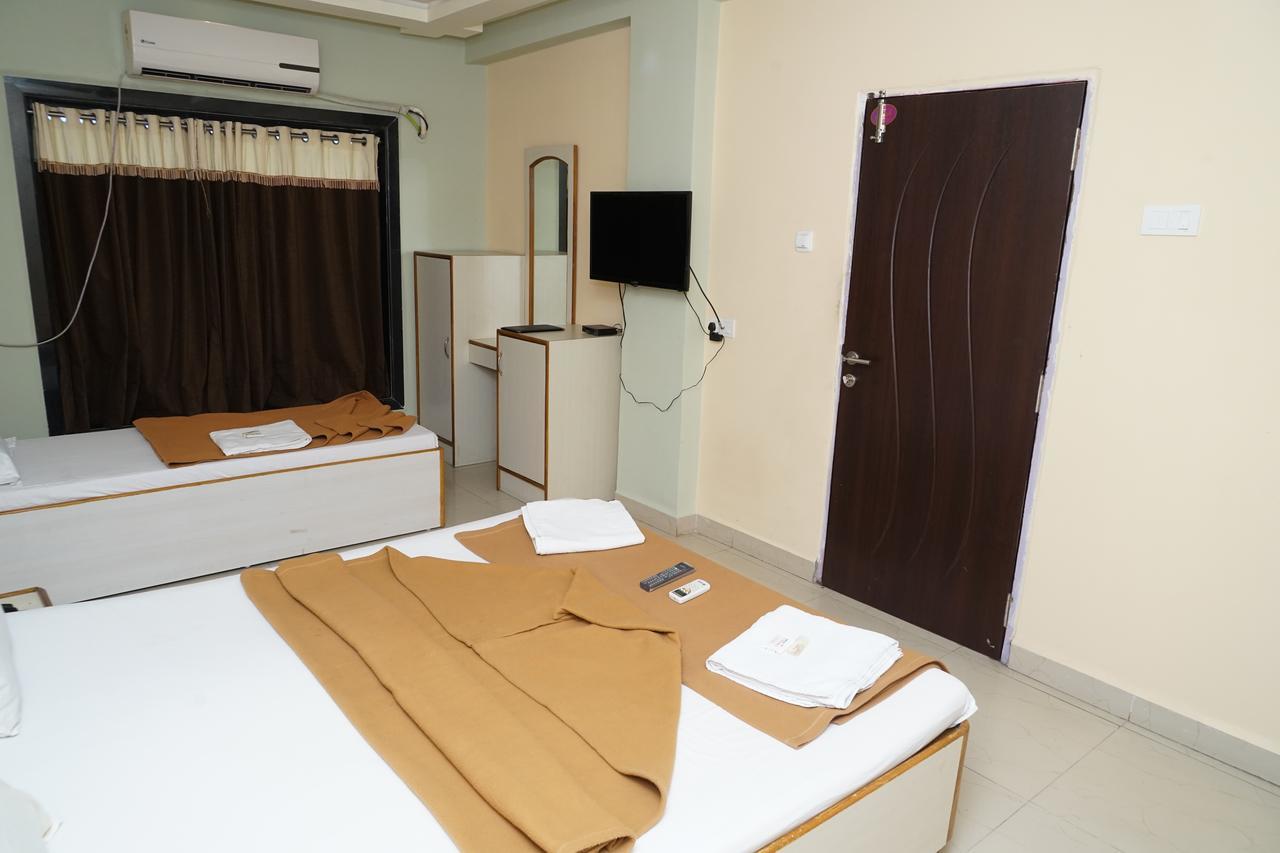 Hotel Umesh Daman Buitenkant foto