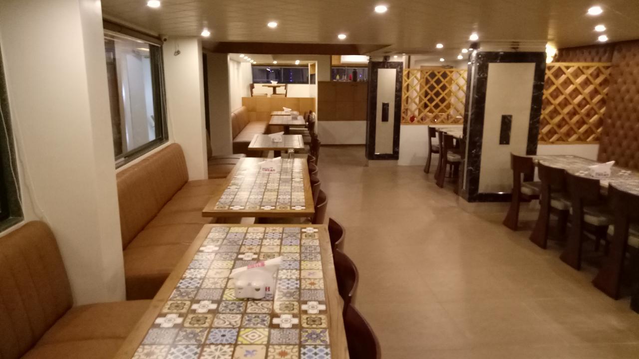 Hotel Umesh Daman Buitenkant foto