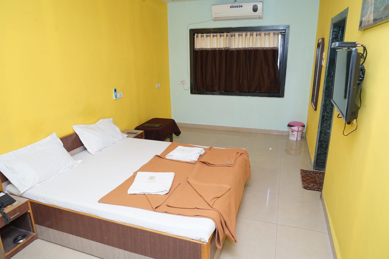 Hotel Umesh Daman Buitenkant foto