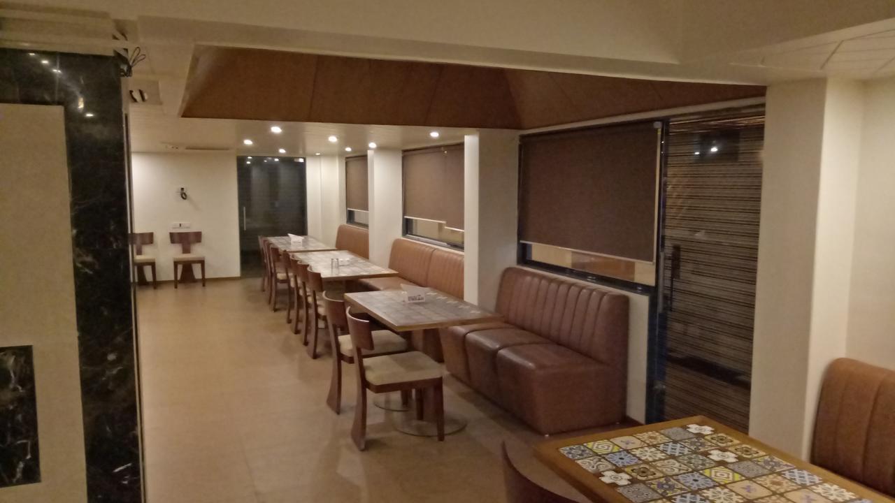 Hotel Umesh Daman Buitenkant foto