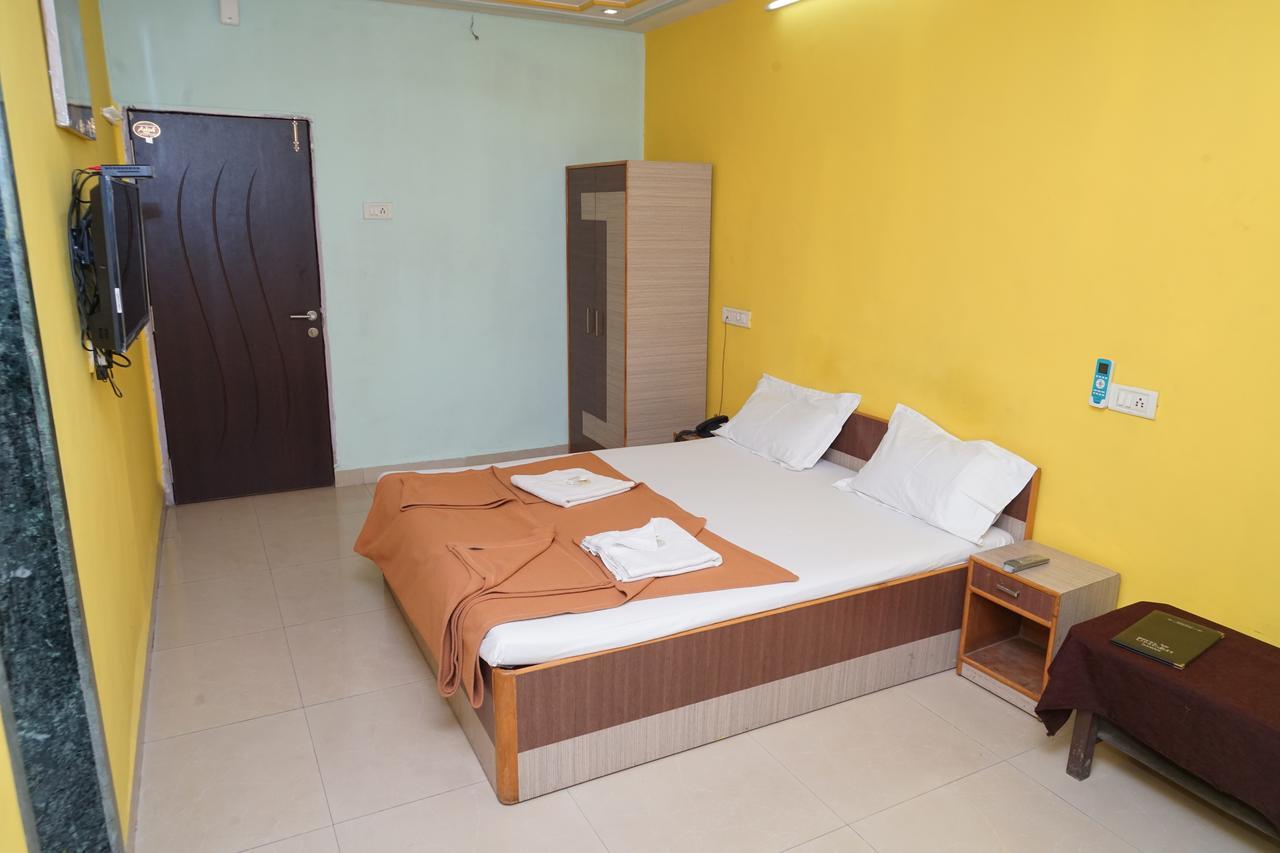 Hotel Umesh Daman Buitenkant foto